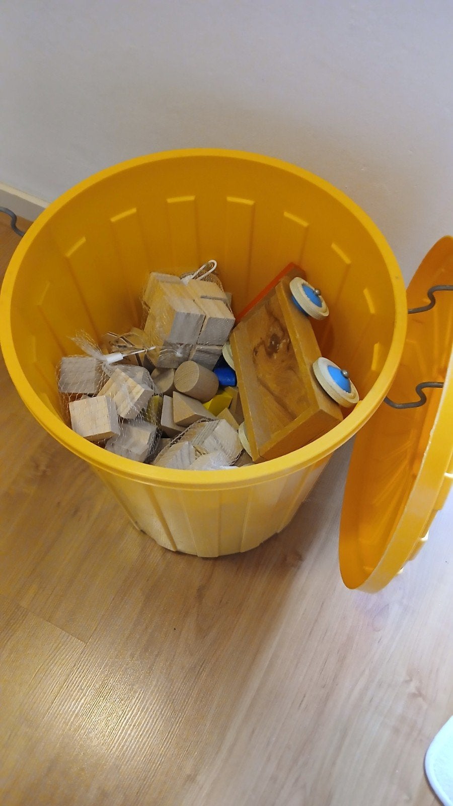 Ton met houten blokken, Ophalen, Zo goed als nieuw