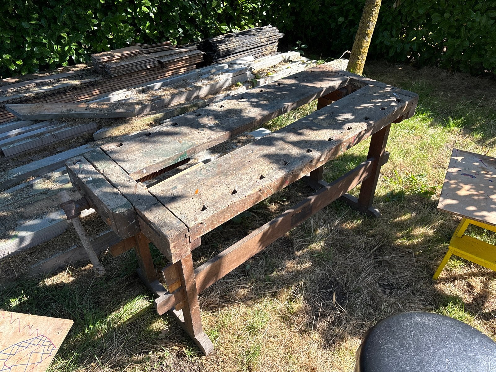 Robuuste houten werkbank met bankschroef 150x64 cm, Doe-het-zelf en Verbouw, Werkbanken, Ophalen, Gebruikt, 120 tot 170 cm, Bankschroef