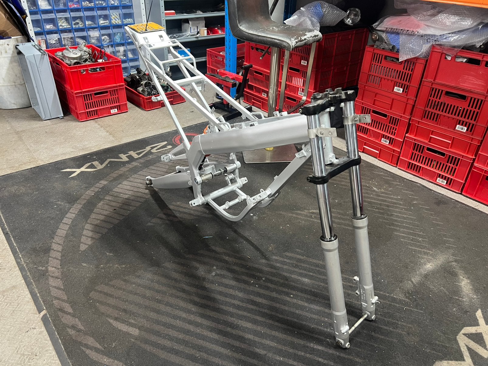 Derbi senda frame incl vork, achterbrug en veer, Fietsen en Brommers, Ophalen, Frame, Frame, voorvork, achterbrug en veer, Derbi senda r