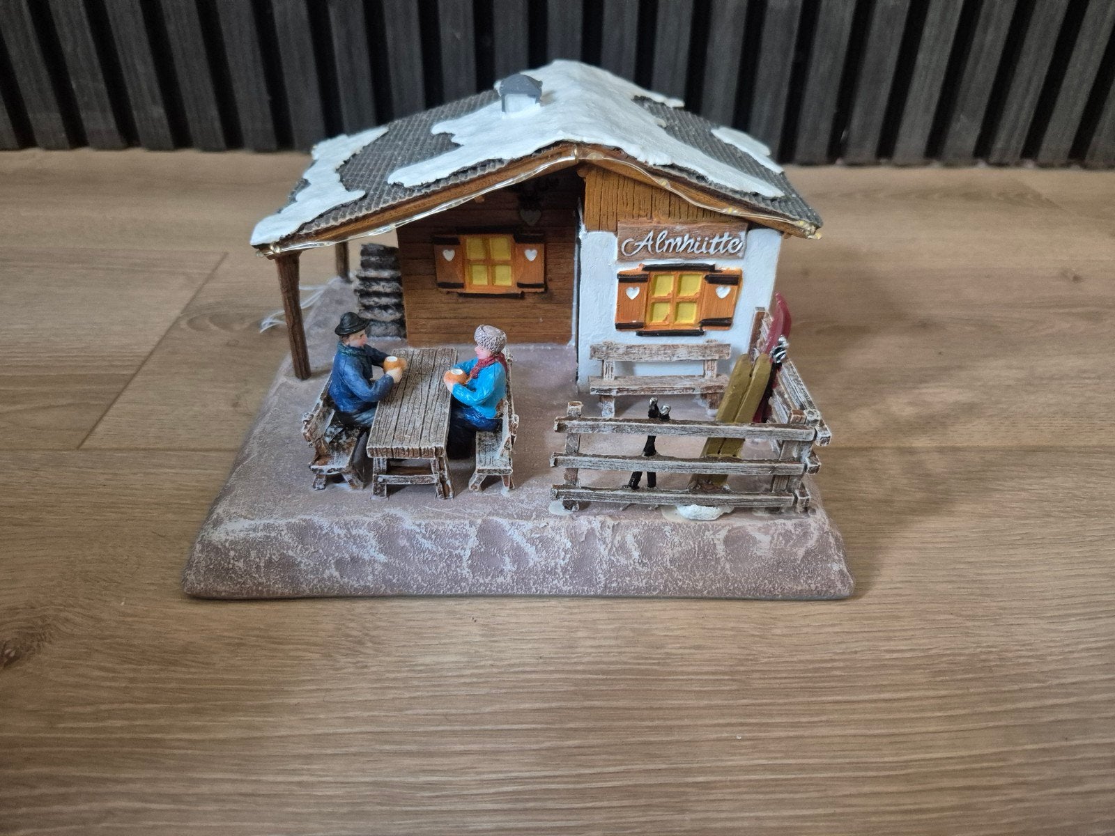 Almhütte decoratie met figuren en ski's, Ophalen, Zo goed als nieuw