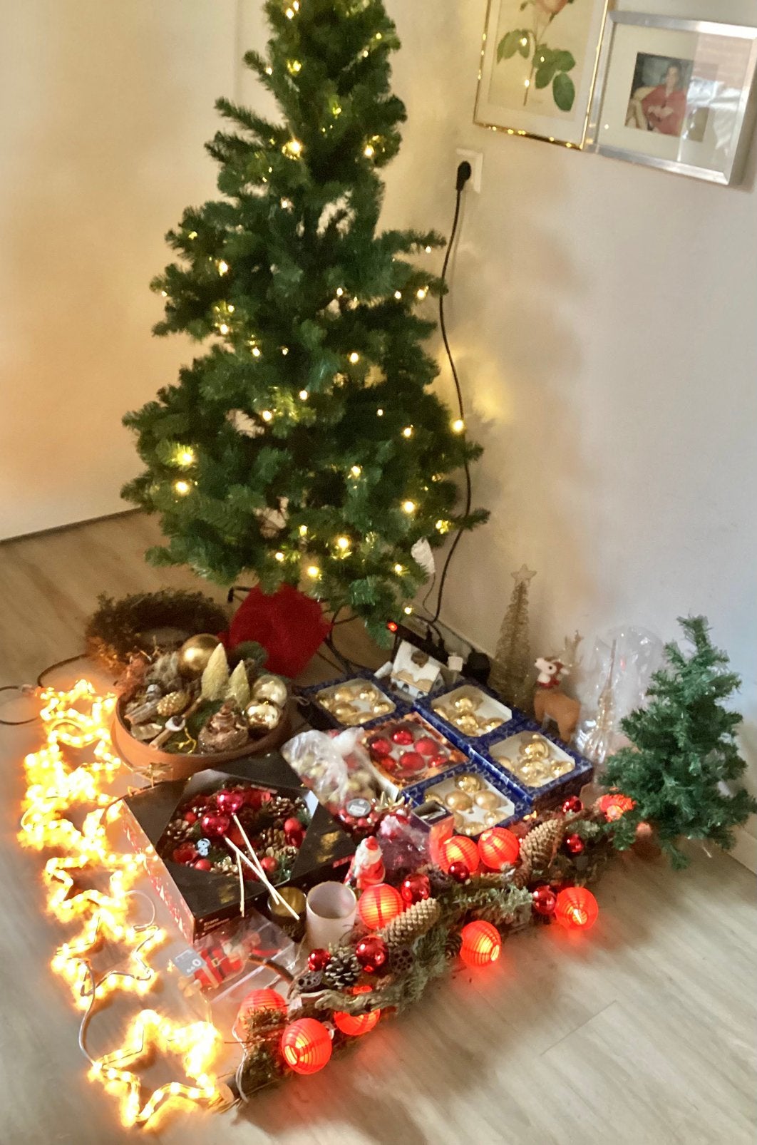 COMPLETE KERSTVERSIERING: BOOM, BALLEN, DECORATIE, ENZ., Diversen, Ophalen, Zo goed als nieuw