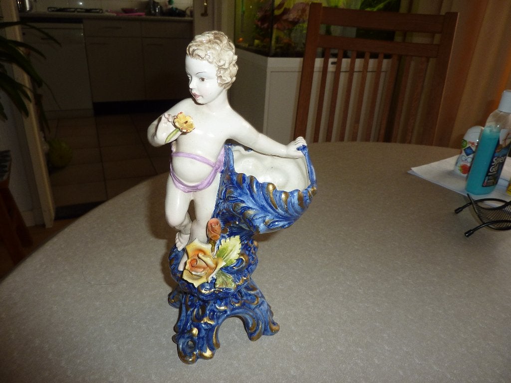 vintage porceleinen beeld met bloempotje, Verzamelen, Beelden en Beeldjes, Ophalen of Verzenden, Zo goed als nieuw, Fantasy