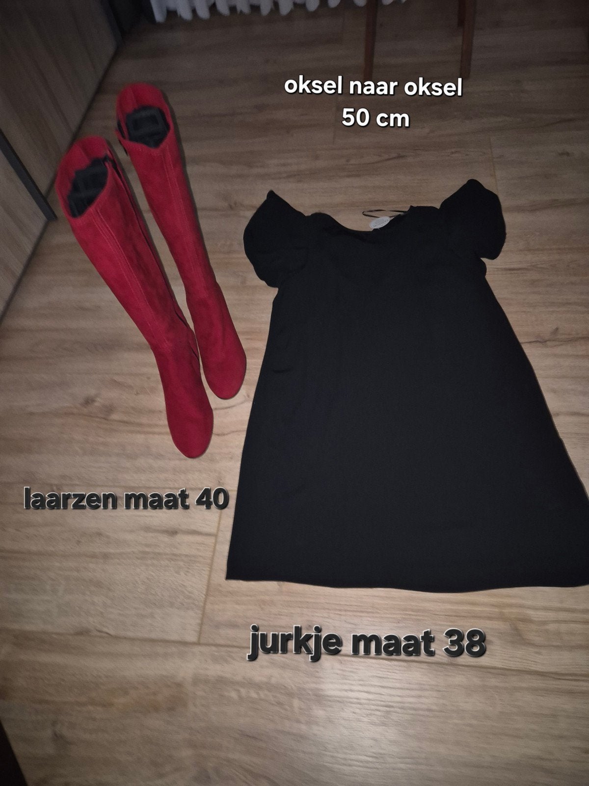 Zwart jurkje met rode suède laarzen, Ophalen of Verzenden, Nieuw, Maat 38/40 (M), Zwart