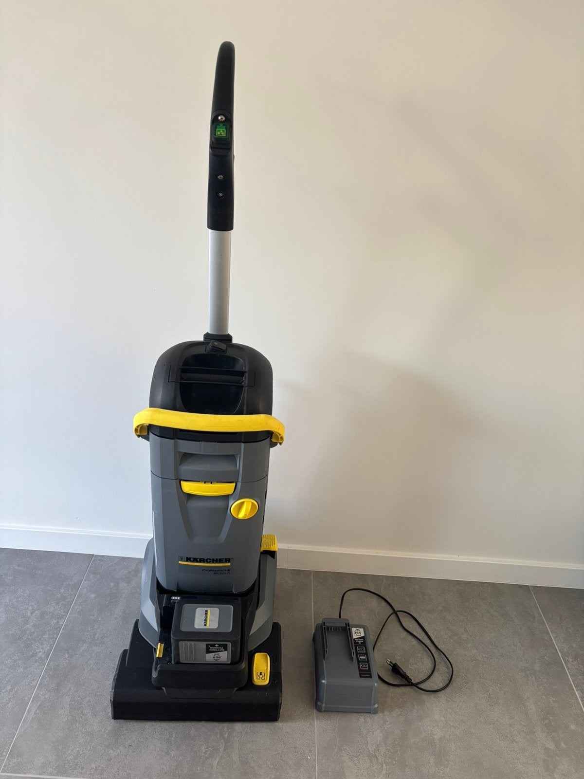Kärcher BR 30/4 C Bp + 36V 6Ah accu & lader, Ophalen, Zo goed als nieuw