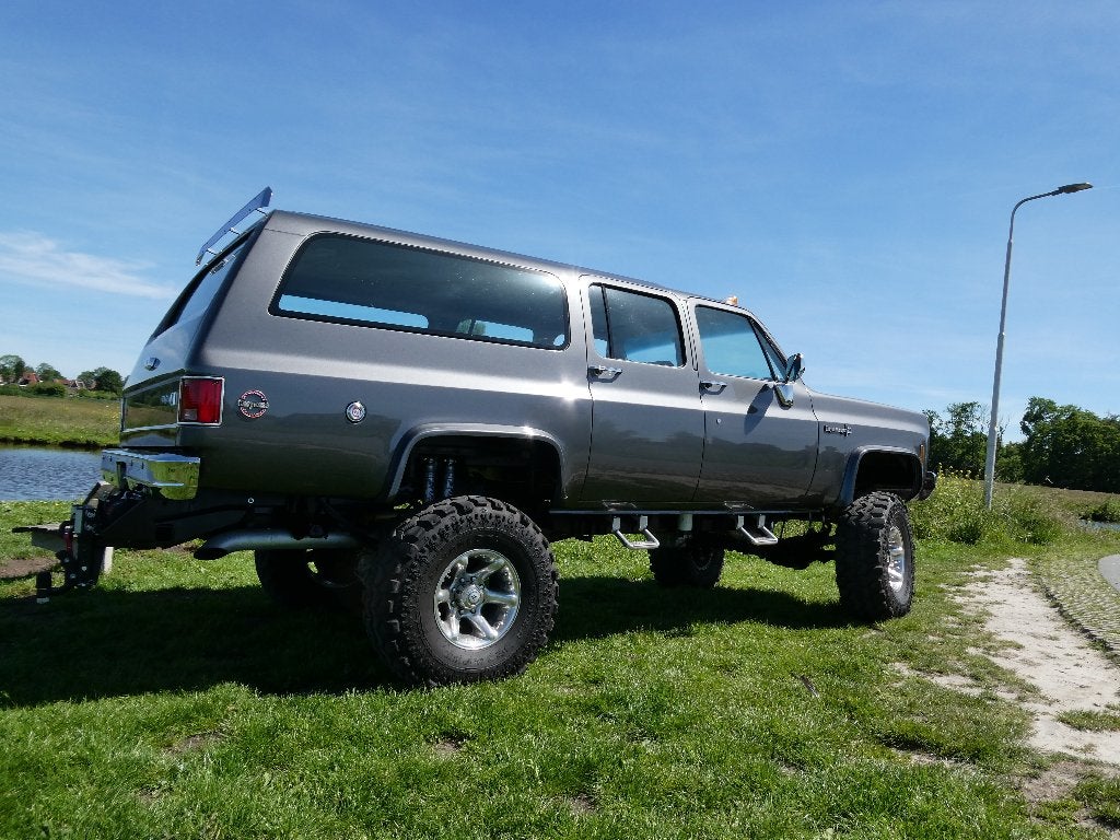 Chevrolet Suburban K20 4x4 Restomod – nergens op bezuinigd, Auto's, Chevrolet, Suburban, 8 cilinders, Sound system, 2000 kg
