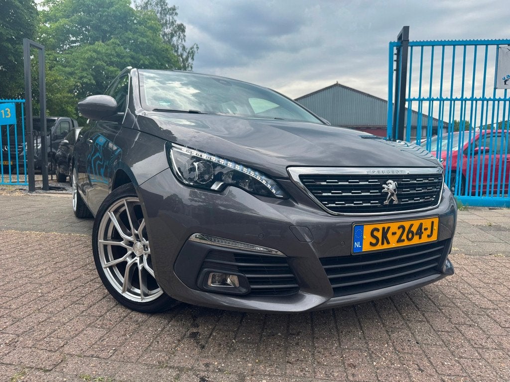 Peugeot 308 SW 1.2 PureTech Allure Clima Navi 18” Trekh, Gebruikt, 1199 cc, 635 kg, Leder en Stof