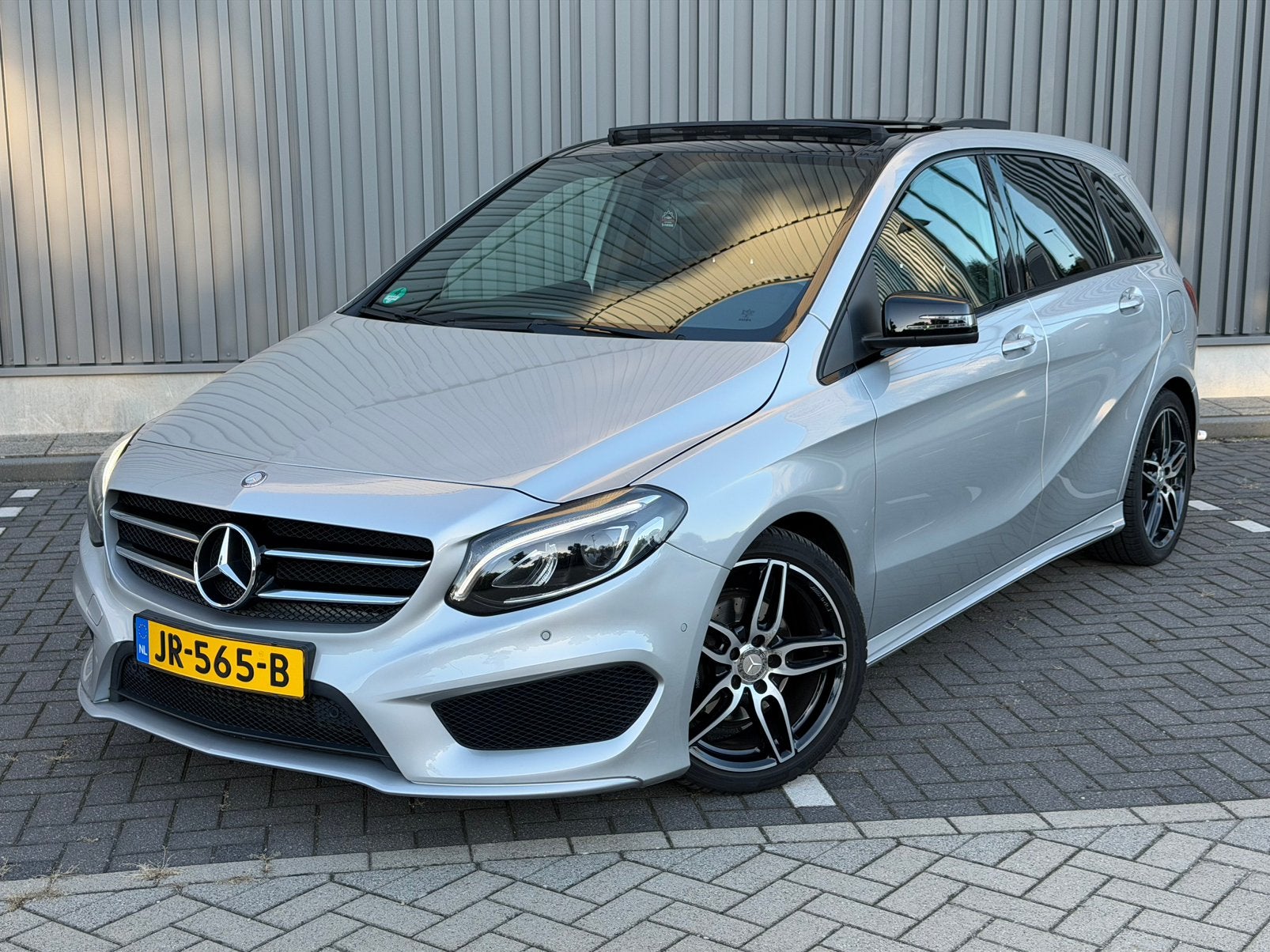 Mercedes-Benz B-Klasse AMG|Panorama 2016 Grijs, Auto's, 1325 kg, Zwart, 4 cilinders, 122 pk