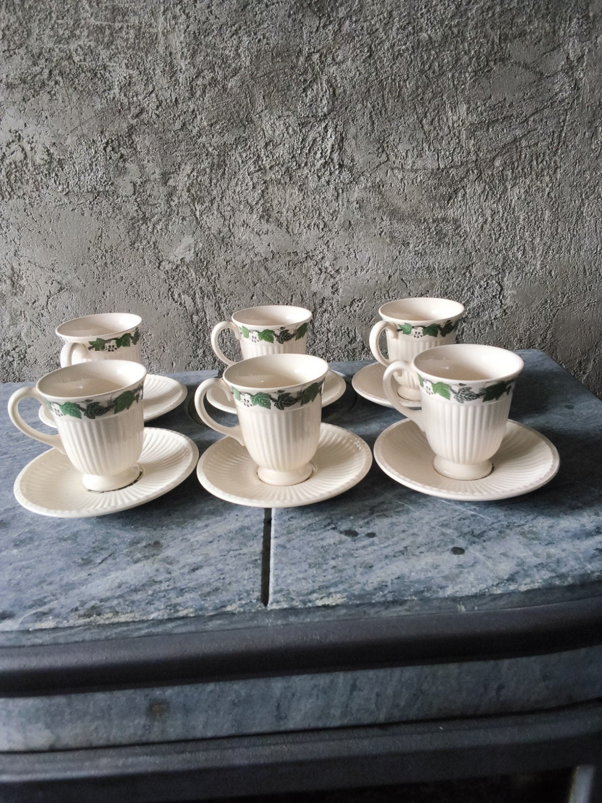 Set van  15 wedgwood klimop kop en schotel, Ophalen