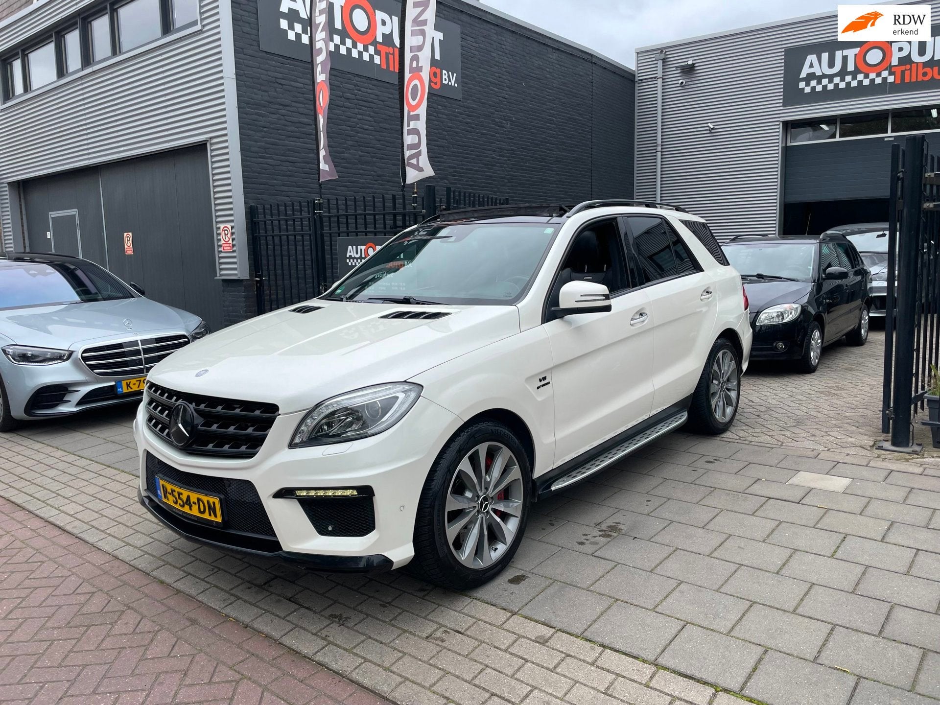 Mercedes-Benz M-klasse AMG 63 Performance Pack Trekhaak Airc, Auto's, Gebruikt, 8 cilinders, 2245 kg, Wit