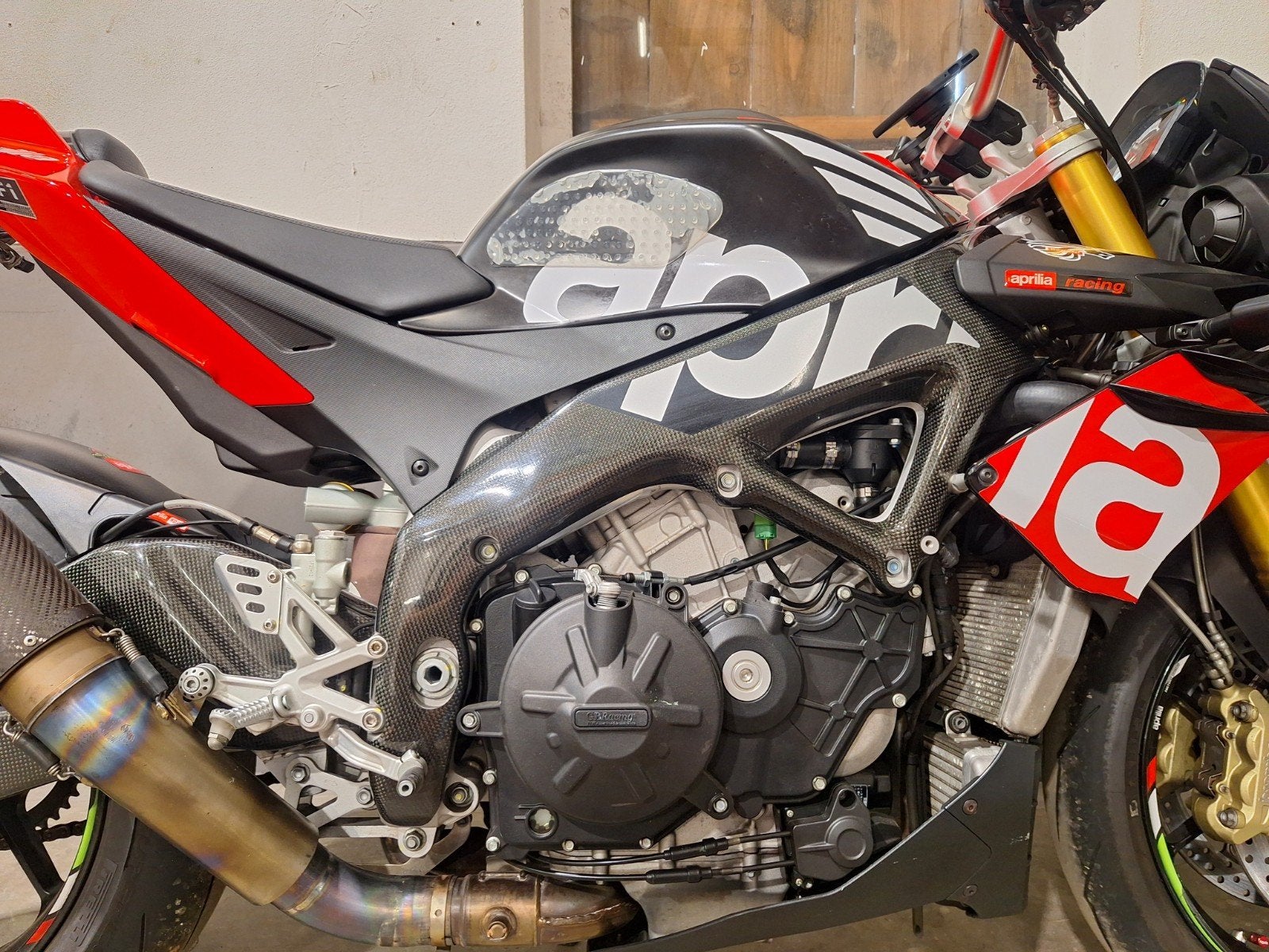 Foto 8 van DIKSTE Aprilia Tuono V4 APRC Hyper Naked carbon RSV4 MT09