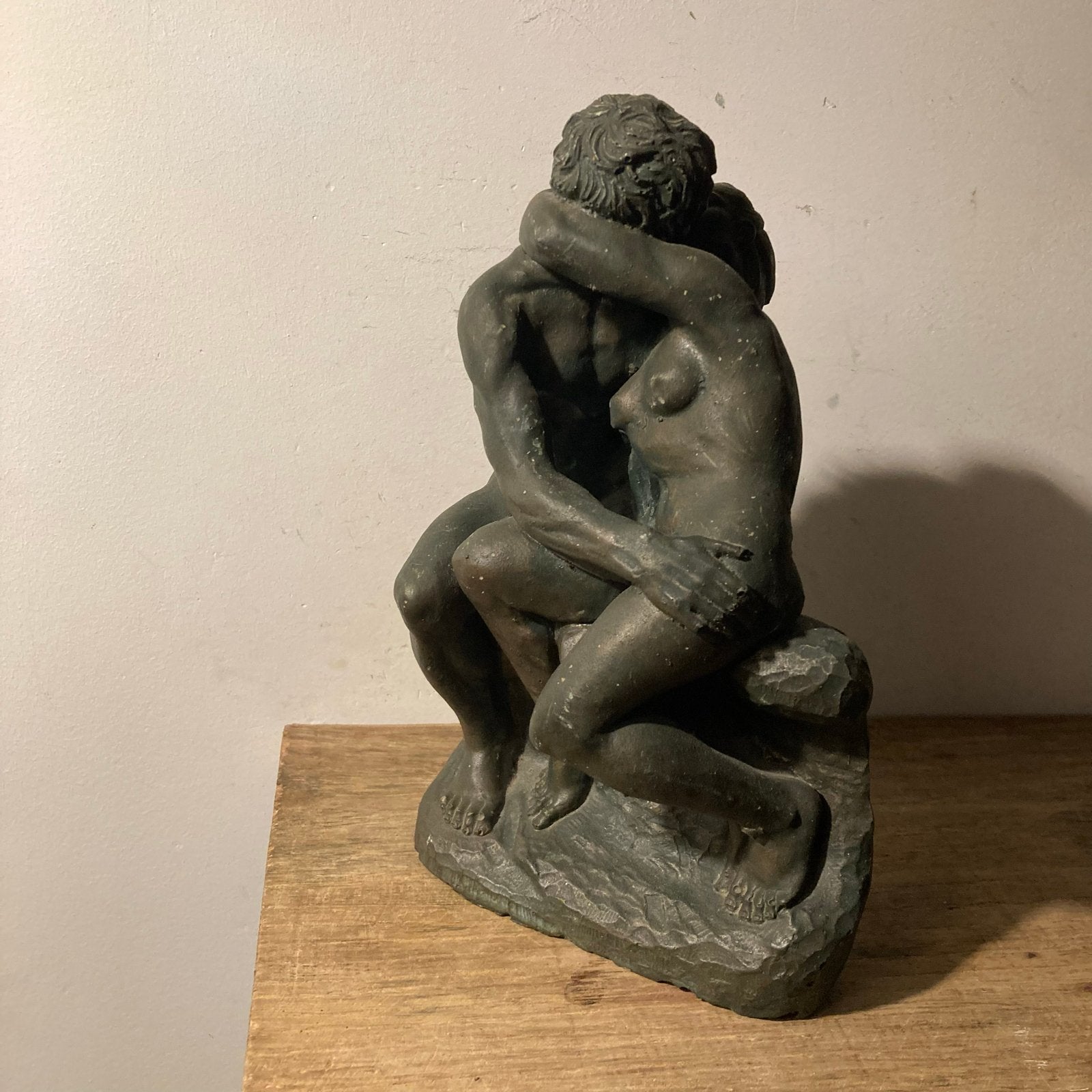 Replica van Rodin's 'De Kus' - Beton, 24 cm hoog, Groep mensen, Ophalen of Verzenden, 20 - 50 cm, Steen of Keramiek