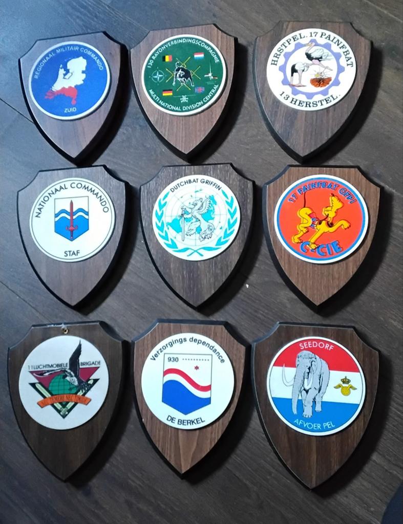 Verschillende Militaire schildjes, Verzamelen, Militaria | Algemeen, Ophalen of Verzenden, Landmacht, Nederland