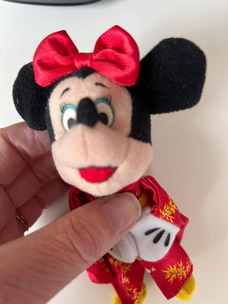 Disney’s Minnie Mouse in kimono, Ophalen of Verzenden, Mickey Mouse, Zo goed als nieuw, Beeldje of Figuurtje