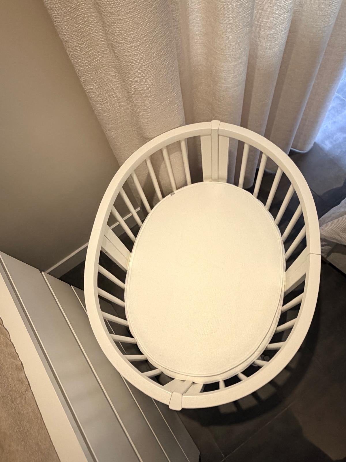 Stokke Sleepi Mini wiegje + matras en matrasbeschermer, Kinderen en Baby's, Ophalen, Zo goed als nieuw, Minder dan 140 cm, Matras
