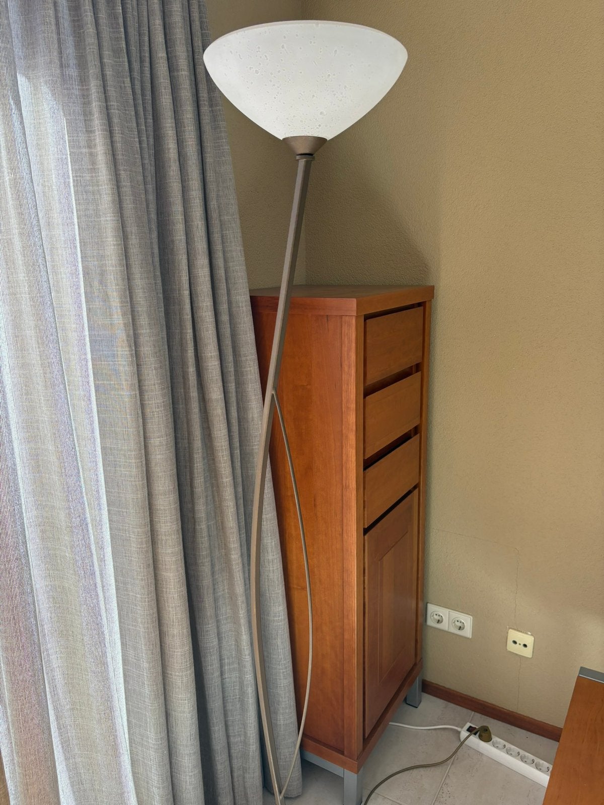 Staande lamp en 2 wandlampjes brons met witte glazen kapjes, Ophalen, Zo goed als nieuw, 150 tot 200 cm