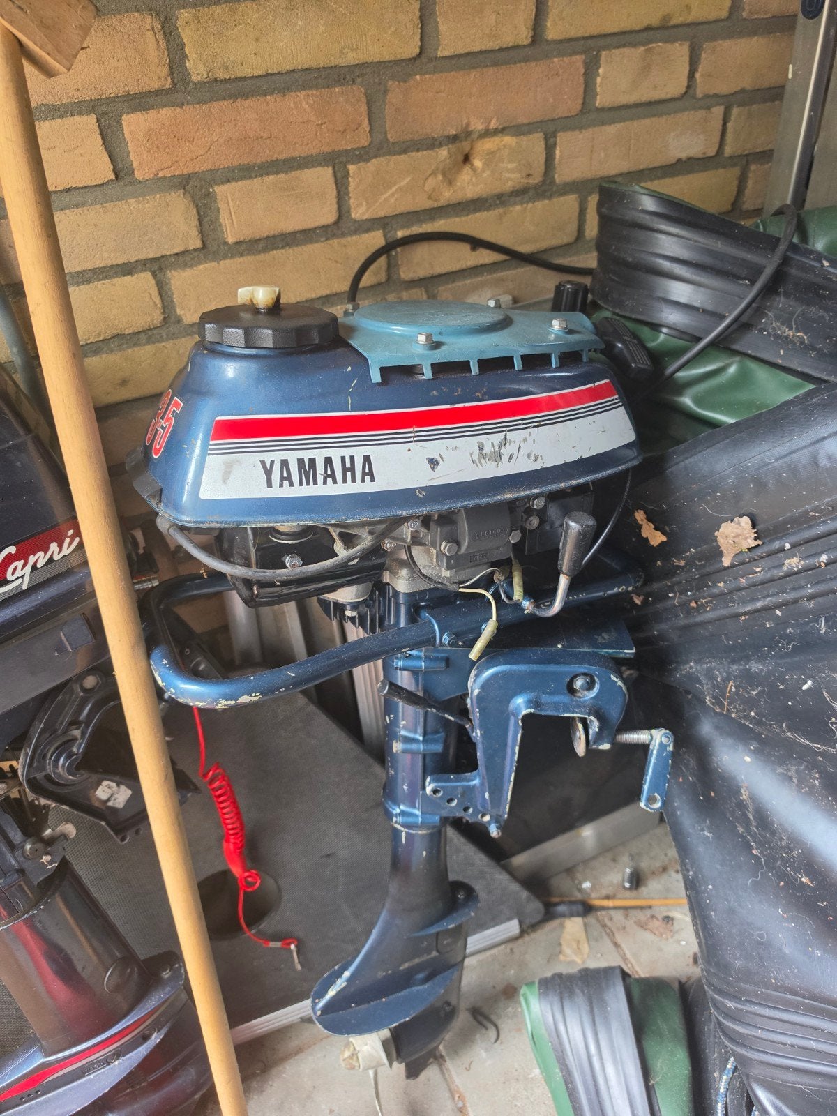 Foto 4 van 3 buitenboordmotoren met 2 rubberboten en accessoires