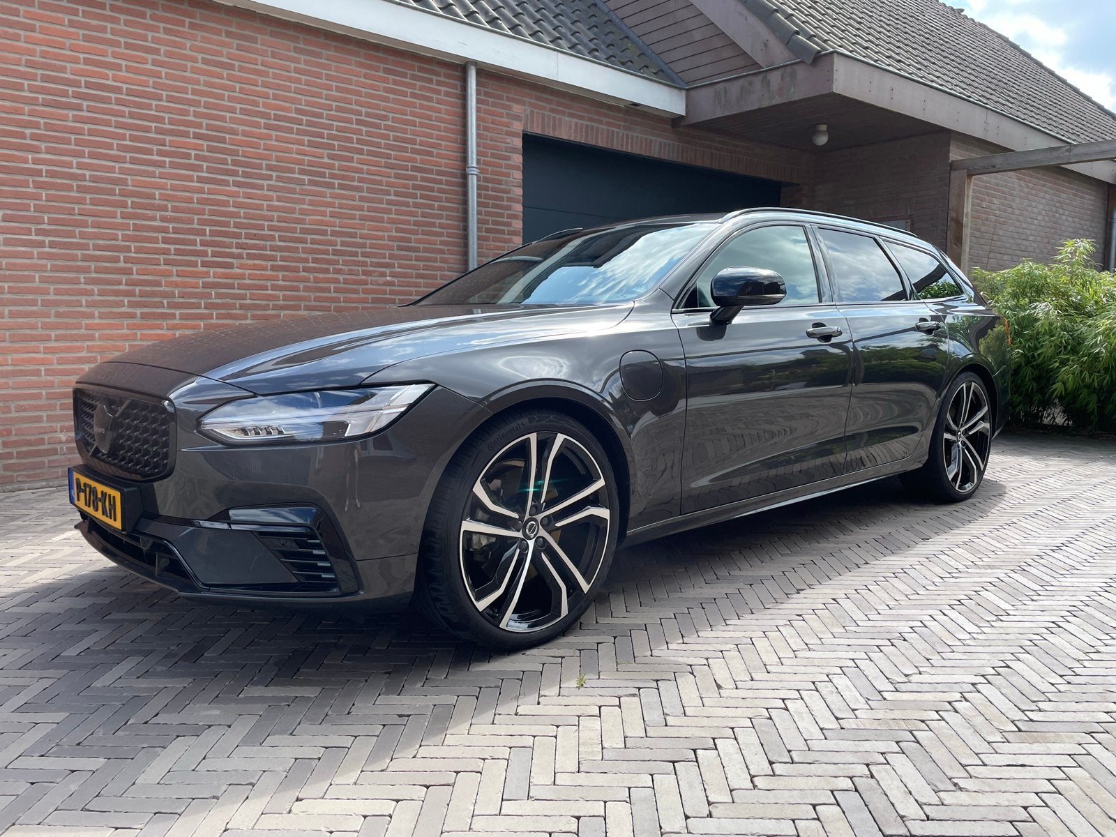 Volvo V90 T6 340pk Plug-in Hybrid Aut AWD 2022 Grijs, Auto's, Volvo, Automaat, V90, 1969 cc, Lichtsensor