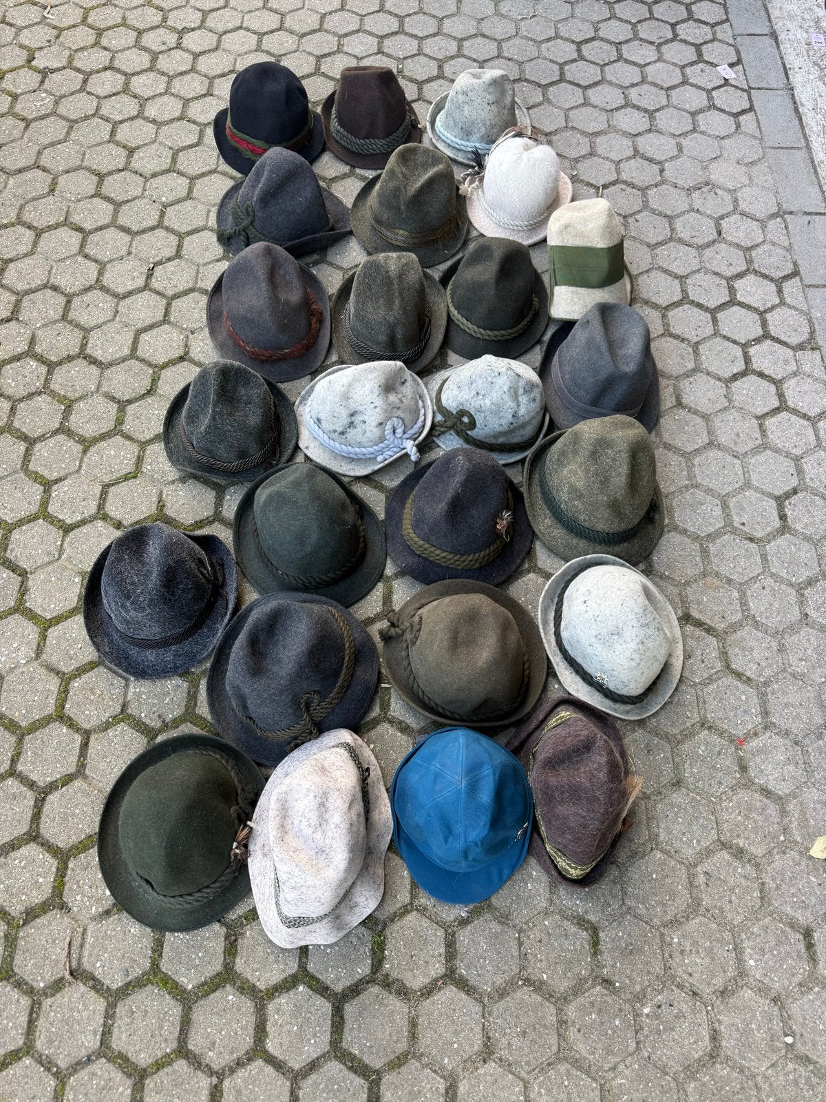 25 Originele Tiroler Hoeden voor Dames en Heren, Ophalen of Verzenden, Gedragen, Hoed