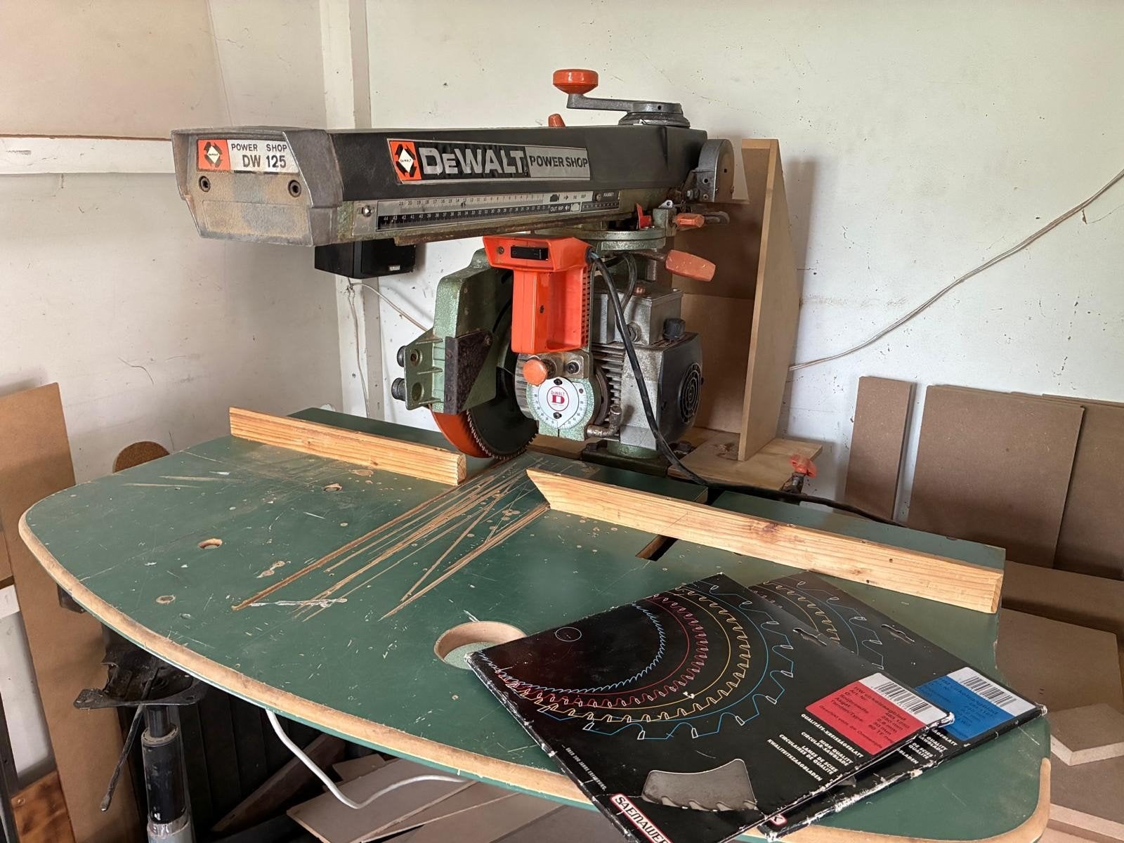 DeWALT DW125 230V Radiaalzaag – incl. zaagbladen & schuurspi, Ophalen, Gebruikt, DeWalt, 70 mm of meer