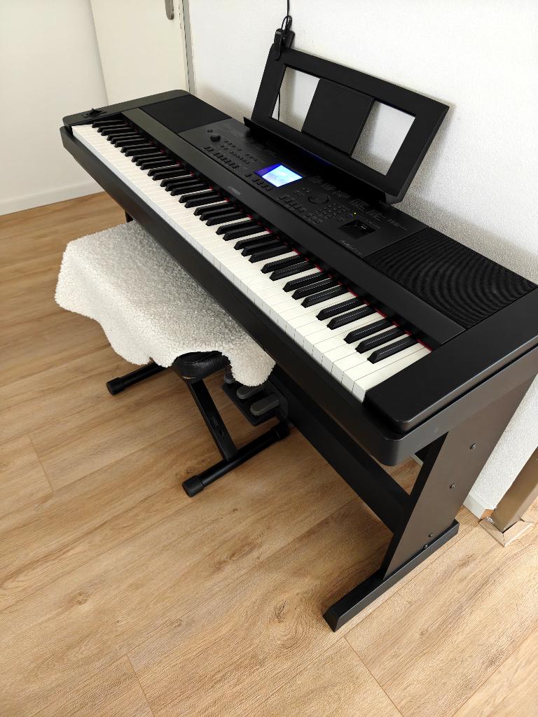 Yamaha DGX 660 te koop inclusief pedalen, Ophalen, Zwart, Zo goed als nieuw, Digitaal