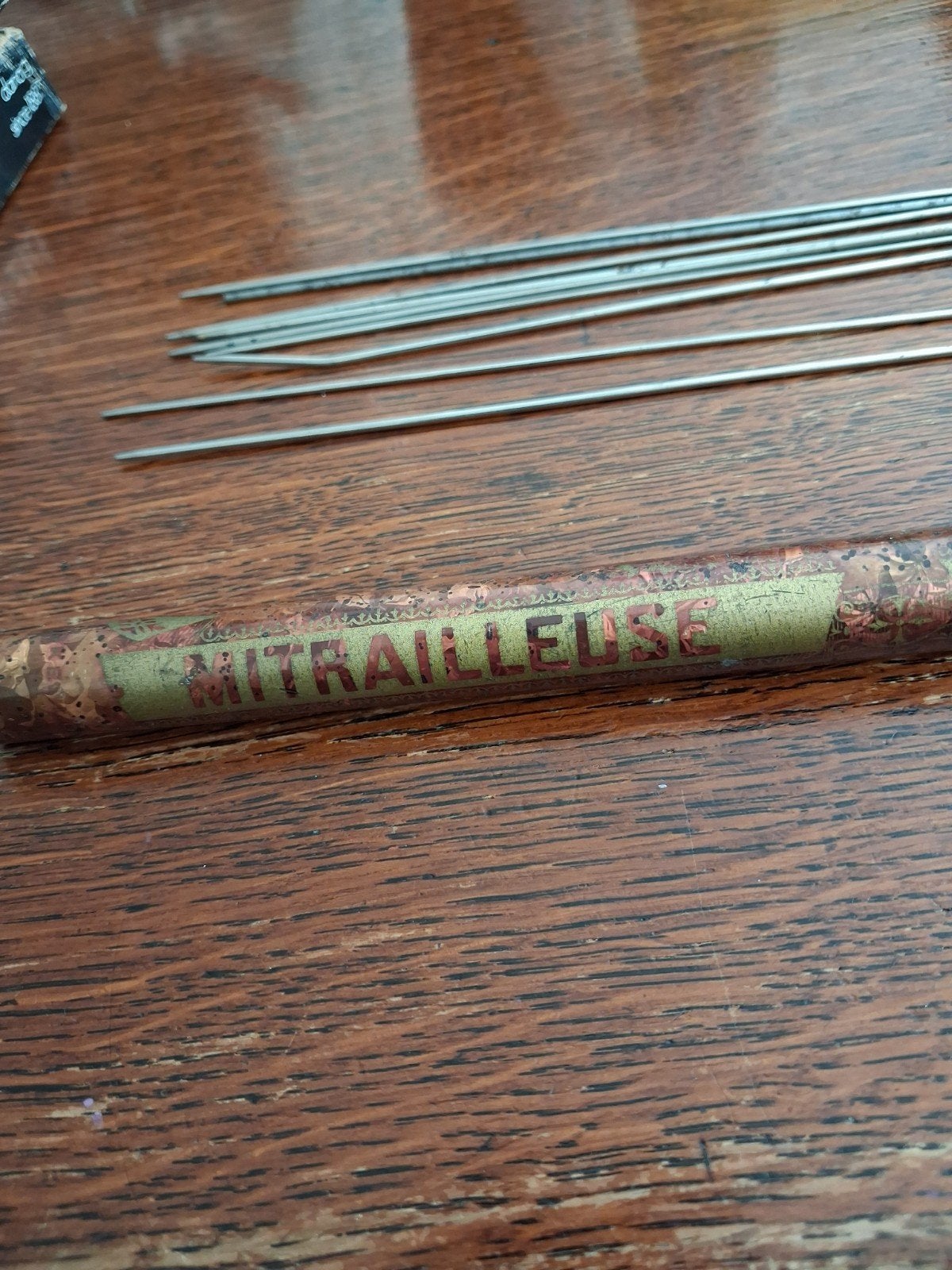 ANTIEKE  MITRALLEUSE  breinaalden in 'Knitting Pin Case' bu, Ophalen