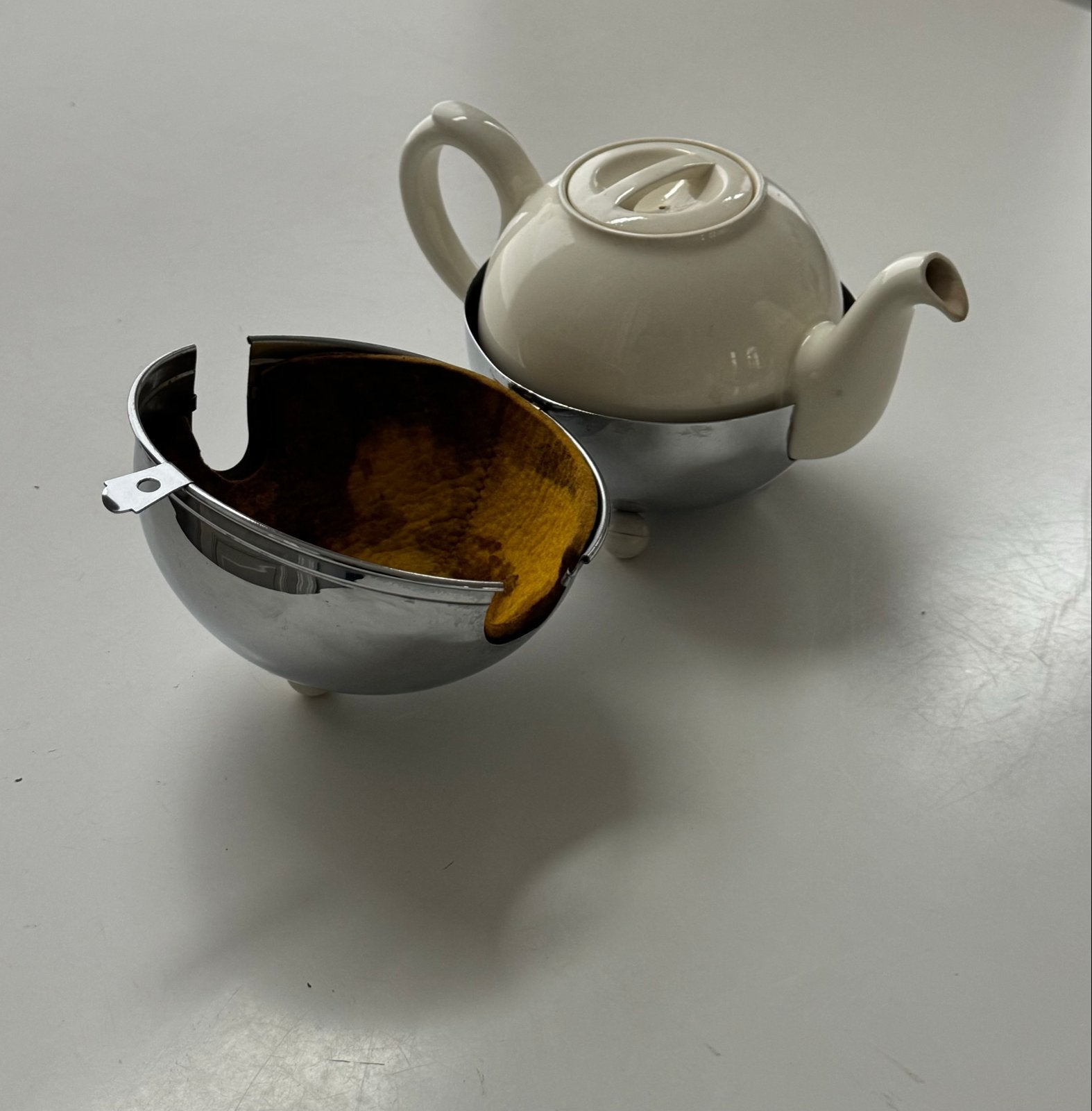 Vintage Bolvormige Theepot met Chromen Houder, Ophalen