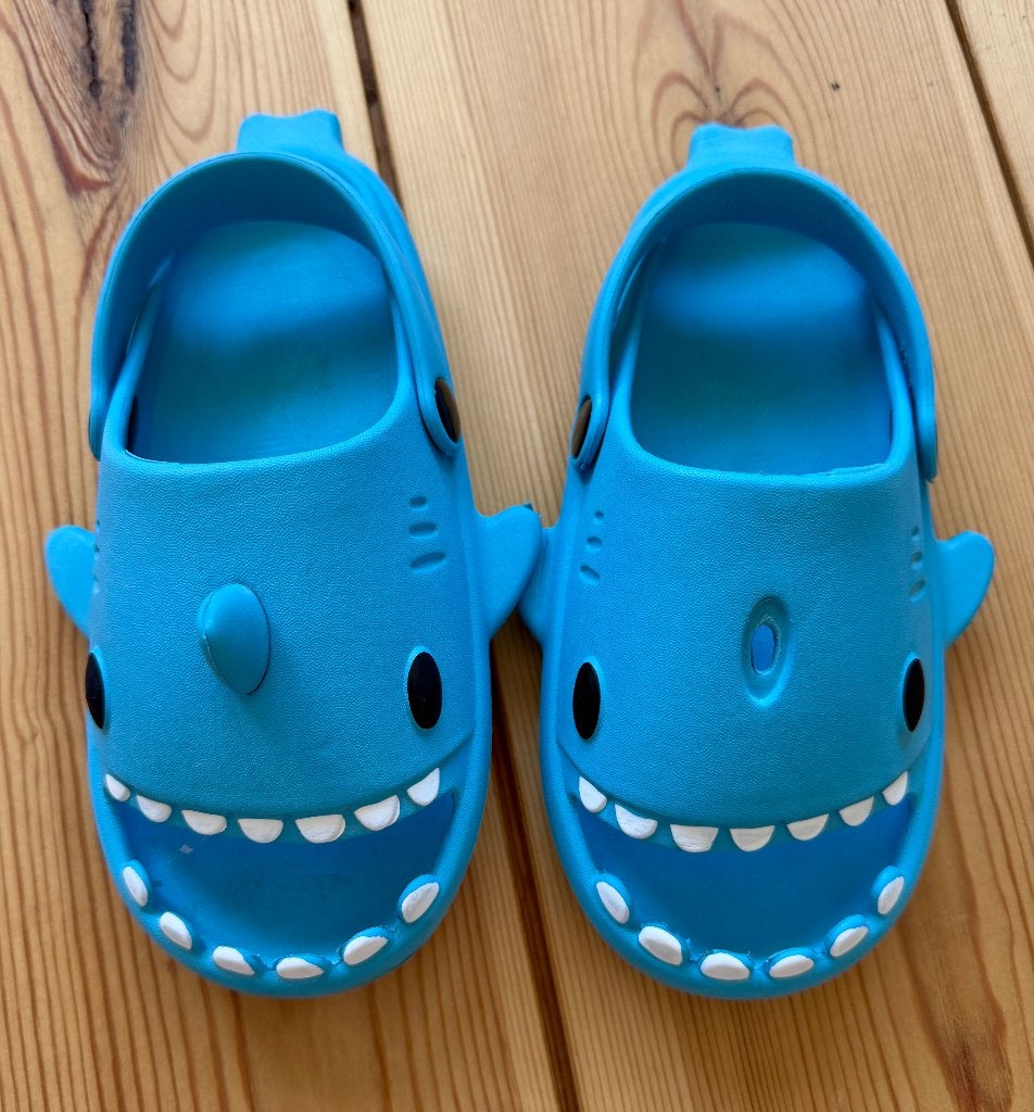 Slippers / Klompen Haai - Blauw Lichtblauw - Maat 30 31, Ophalen of Verzenden, Zo goed als nieuw, Jongen of Meisje, Overige typen
