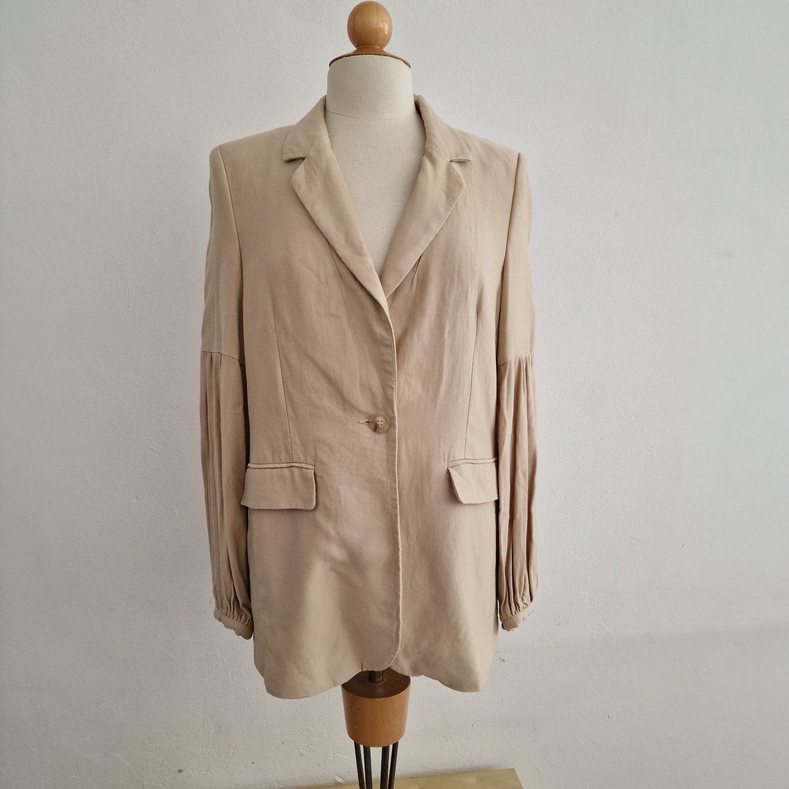 Claudia Sträter jasje/ blazer maat 38. Beige. Mooie mouw., Maat 38/40 (M), ., Beige, Ophalen of Verzenden