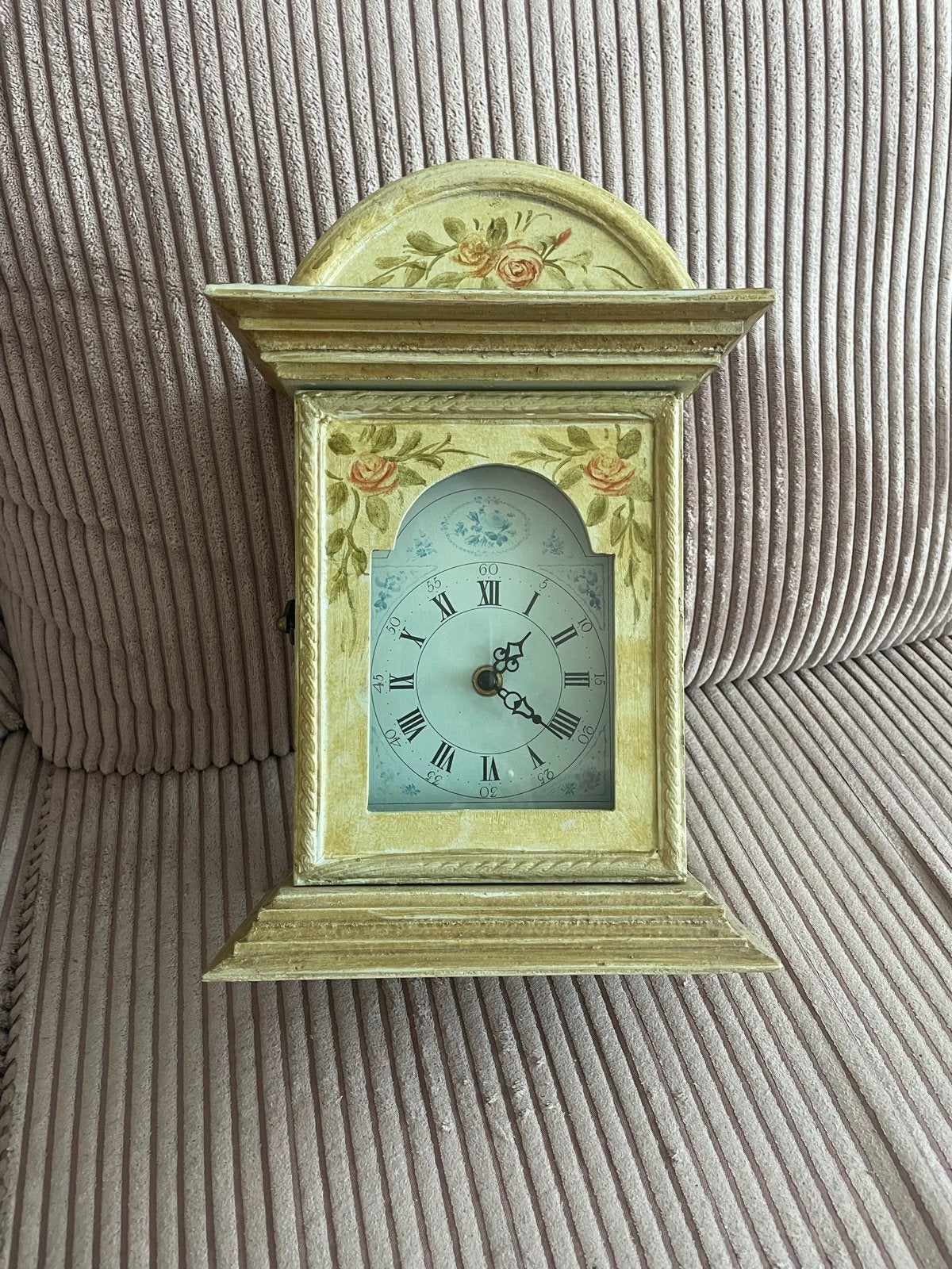 Vintage tafelklok met opbergruimte en bloemmotief, Antiek en Kunst, Antiek | Klokken, Ophalen of Verzenden