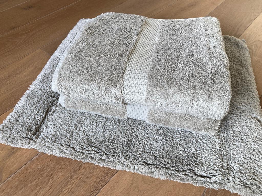 Luxe Yves Delorme badmat & handdoeken set (nieuwprijs €349), Ophalen of Verzenden, Nieuw, Beige, Handdoek