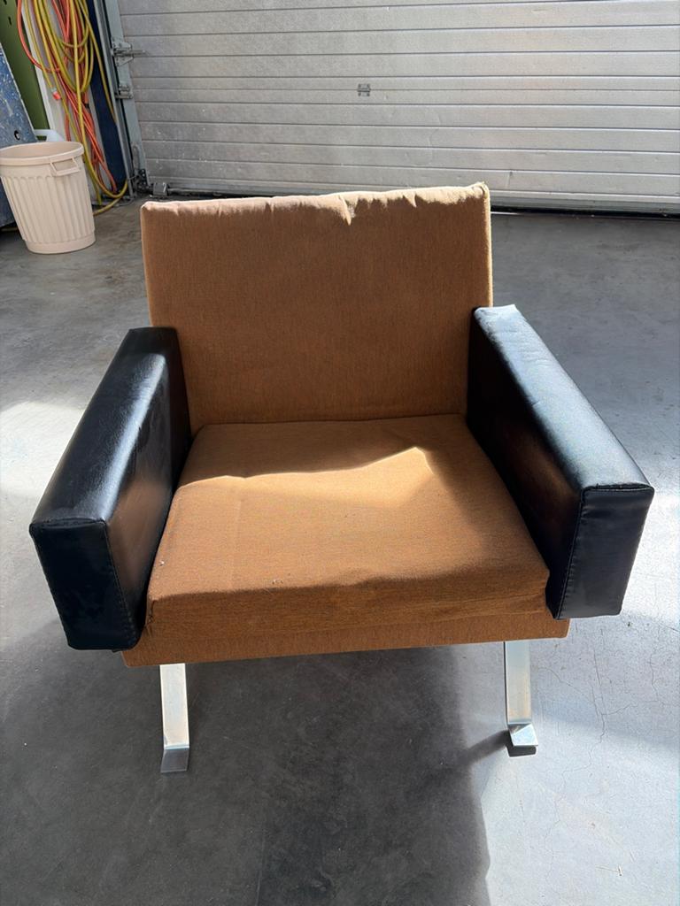Vintage fauteuil met metalen poten, Huis en Inrichting, Fauteuils, Gebruikt, 75 tot 100 cm, Ophalen of Verzenden, Stof