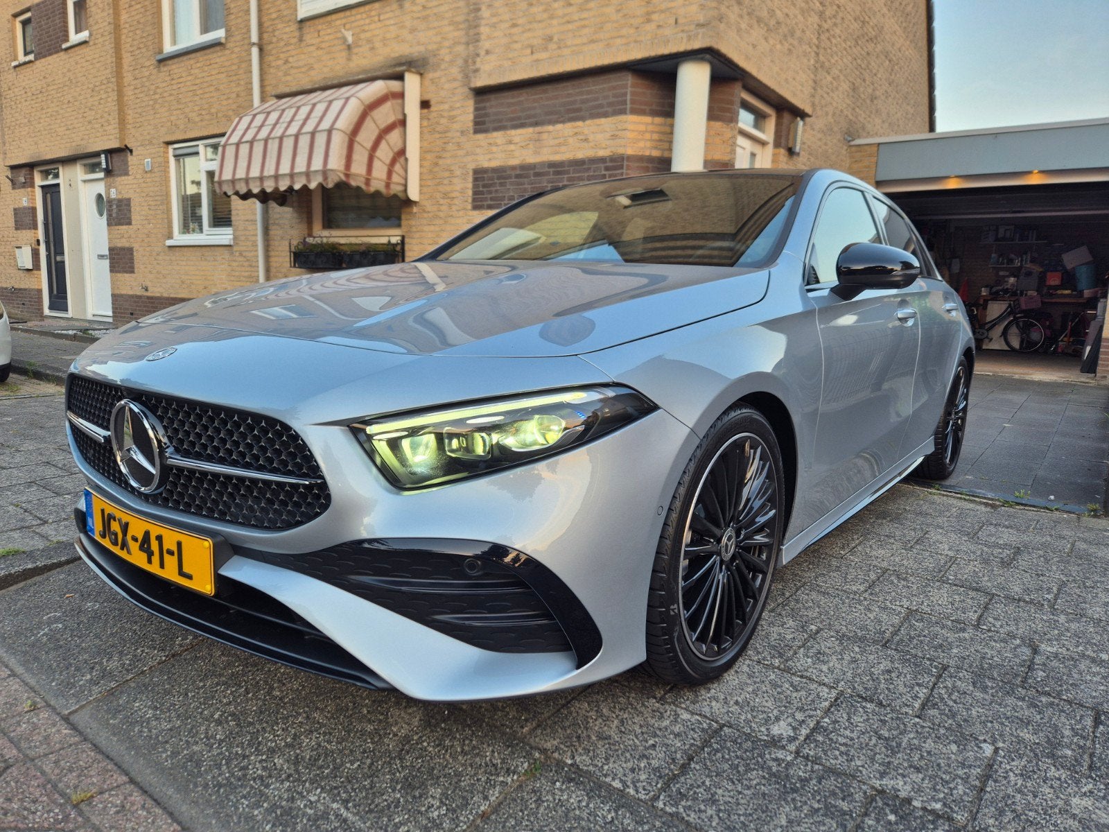 Mercedes-Benz A-Klasse 180 Business Solution AMG Line, Auto's, Mercedes-Benz, 136 pk, 4 cilinders, Parkeerassistent, Origineel Nederlands