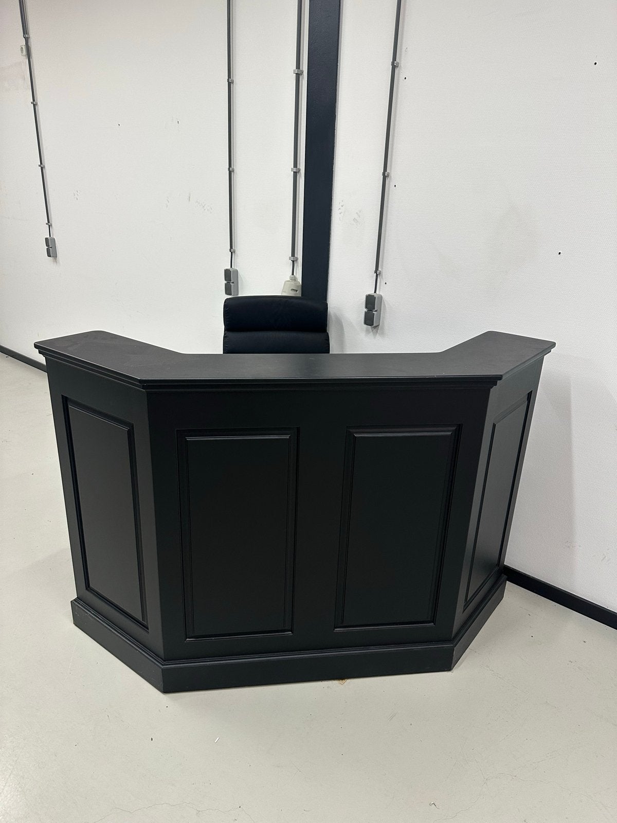 Zwarte Verkoopbalie / Bureau, Huis en Inrichting, Ophalen, 135 cm, Gebruikt, 135 cm