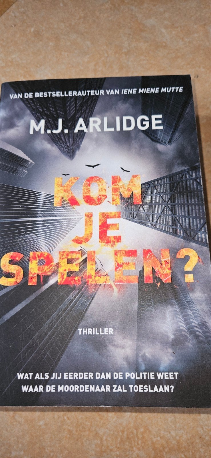 Kom Je Spelen? - M.J. Arlidge (Thriller), Boeken, Thrillers, Ophalen of Verzenden, Zo goed als nieuw, M.J. Arlidge, Nederland