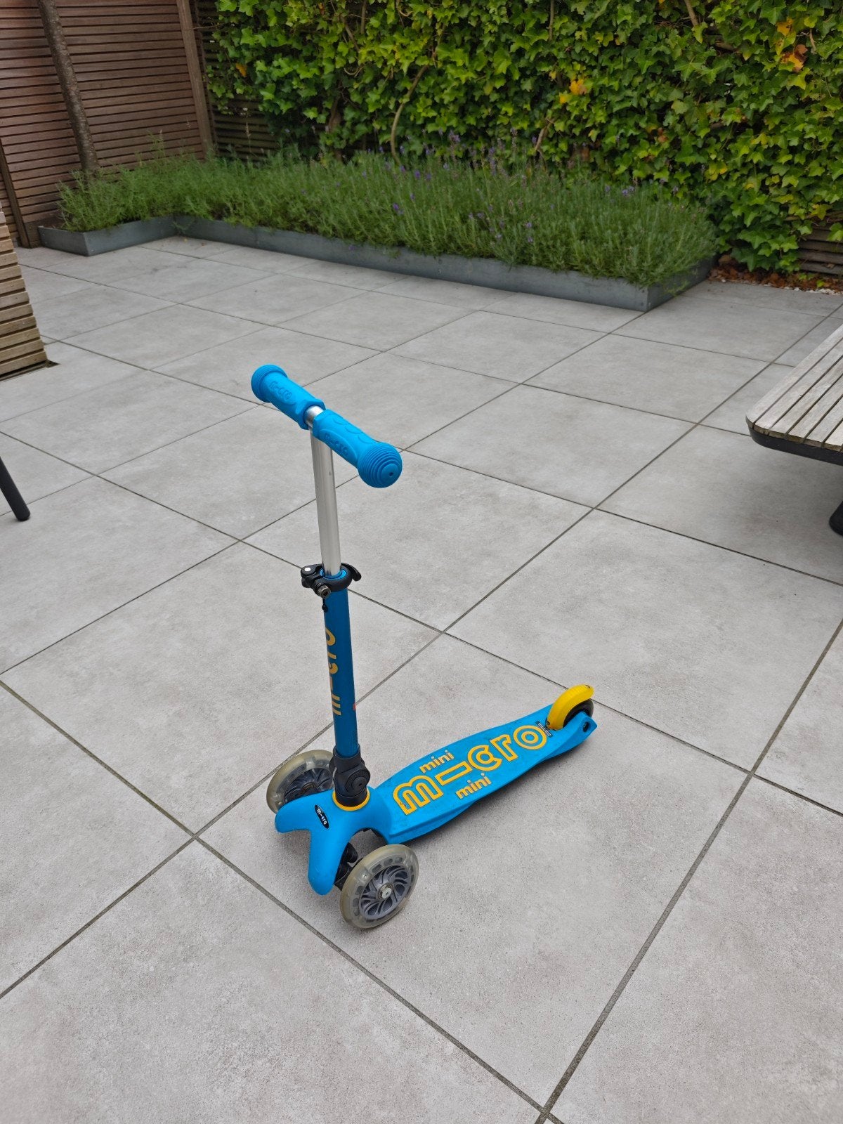 Micro Mini Deluxe Step Blauw (met LED-wieltjes!), Fietsen en Brommers, Steps, Gebruikt, Gewone step, Ophalen