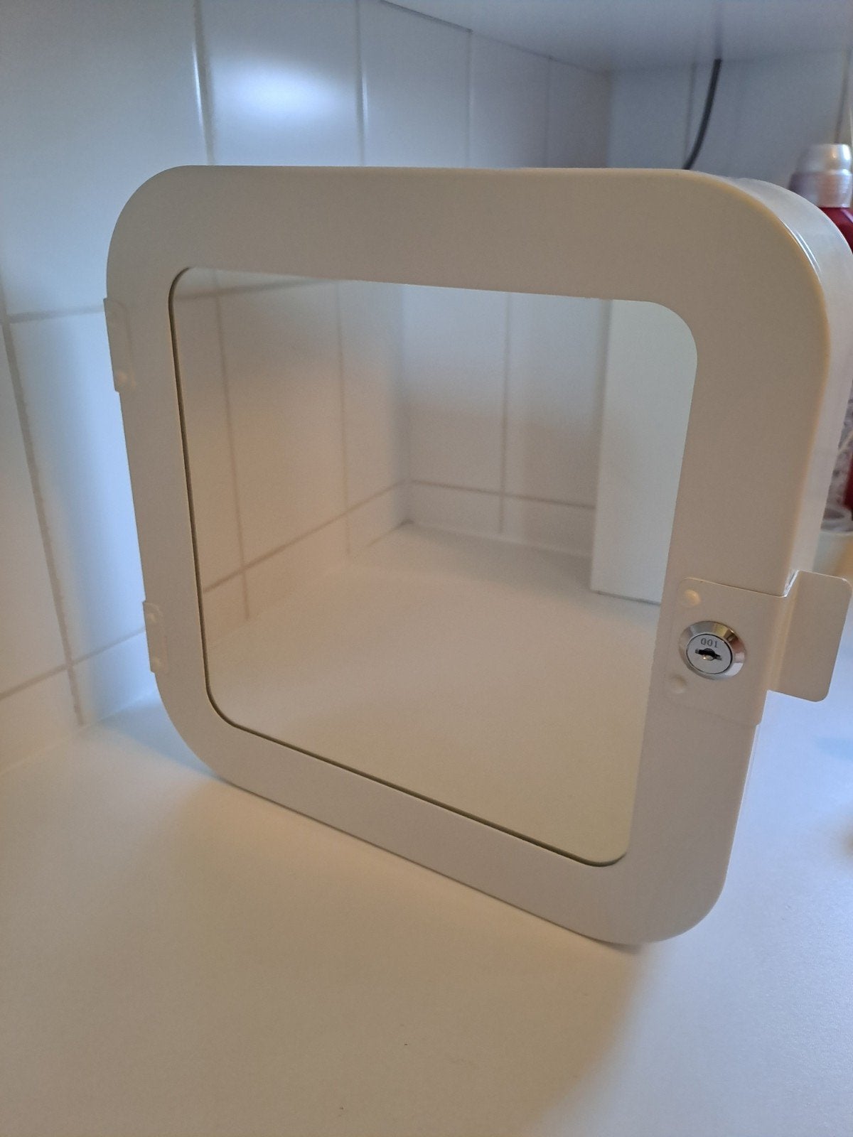 IKEA wandkastje met spiegeldeur en slot, Ophalen of Verzenden, Zo goed als nieuw