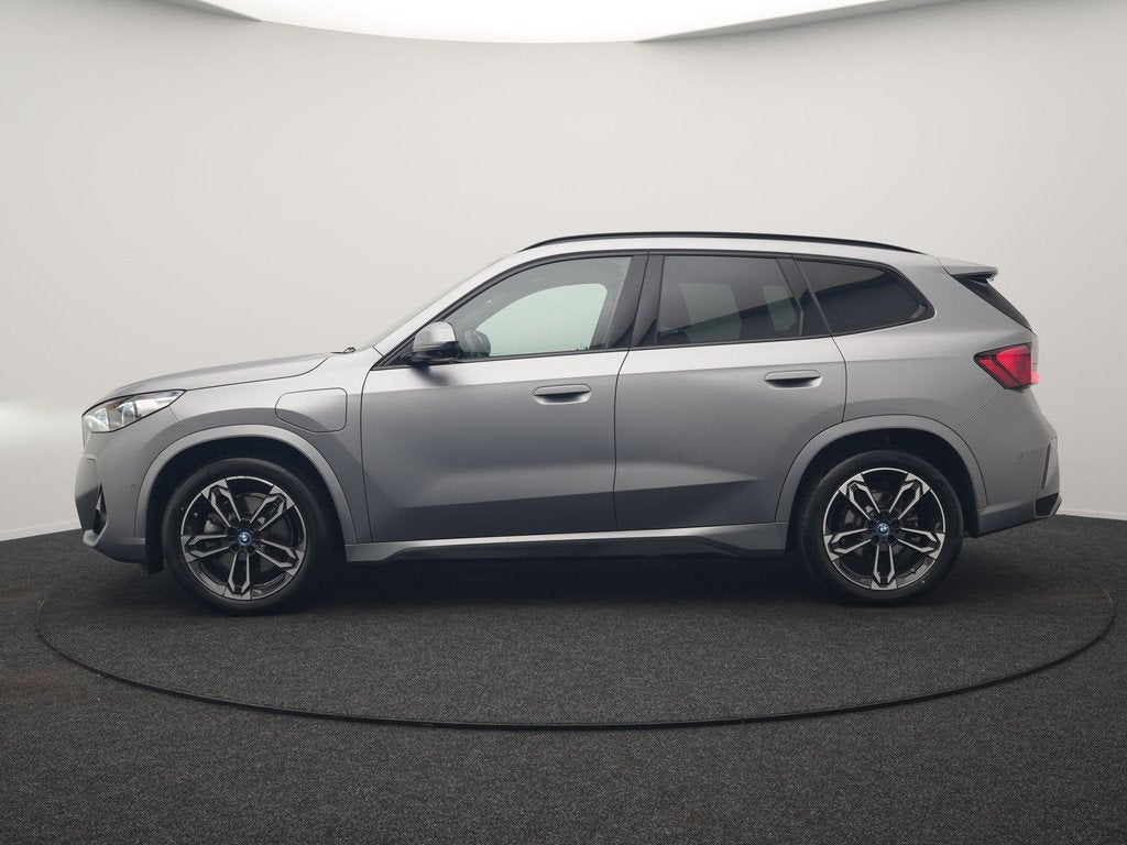 BMW X1 xDrive30e M Sport PHEV Frozen Pure Grey Metallic 326p, Auto's, BMW, Zwart, Plug-in hybride, Bedrijf, Hybride Elektrisch/Benzine