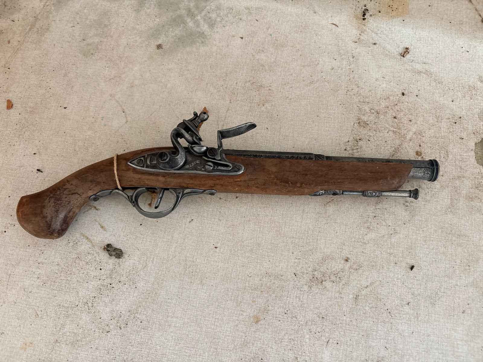 Decoratieve replica van een antiek vuursteenpistool, Ophalen