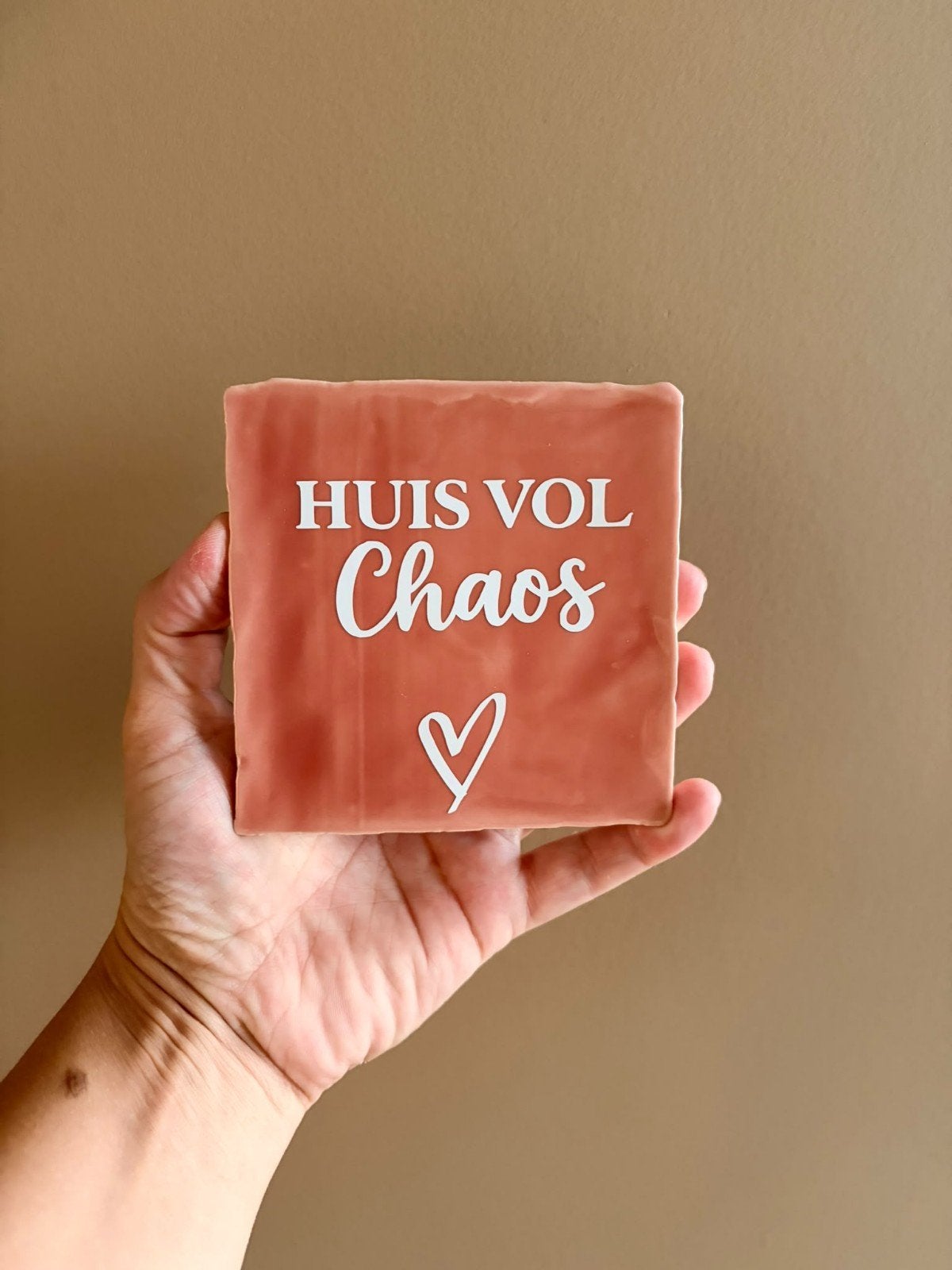 Tegel met tekst - Huis vol Chaos, Ophalen of Verzenden