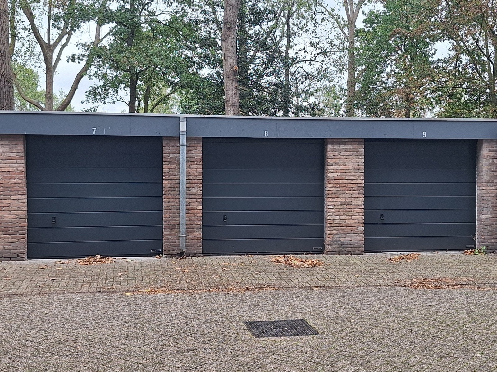 Te huur garagebox of opslag met nieuwe deur Bergen op Zoom