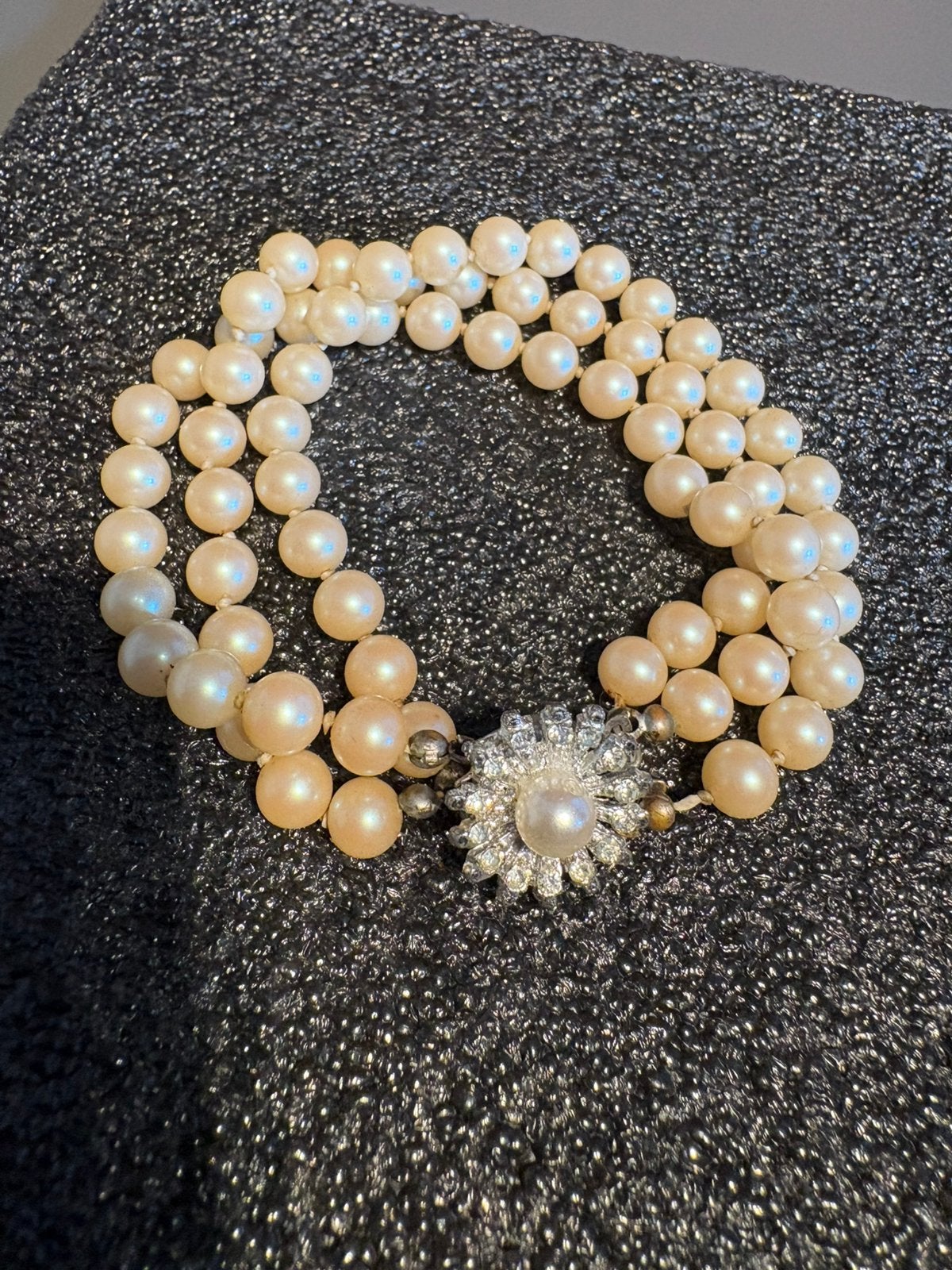 3-rijige parelketting met bloemvormige strass sluiting, Verzenden
