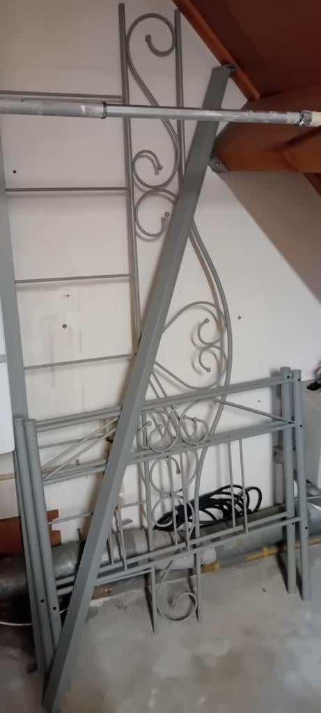 Kinderbed grijs mist 2 latten maar nog prima staat. Zgan, Ophalen, Zo goed als nieuw, 180 cm of meer, 70 tot 85 cm
