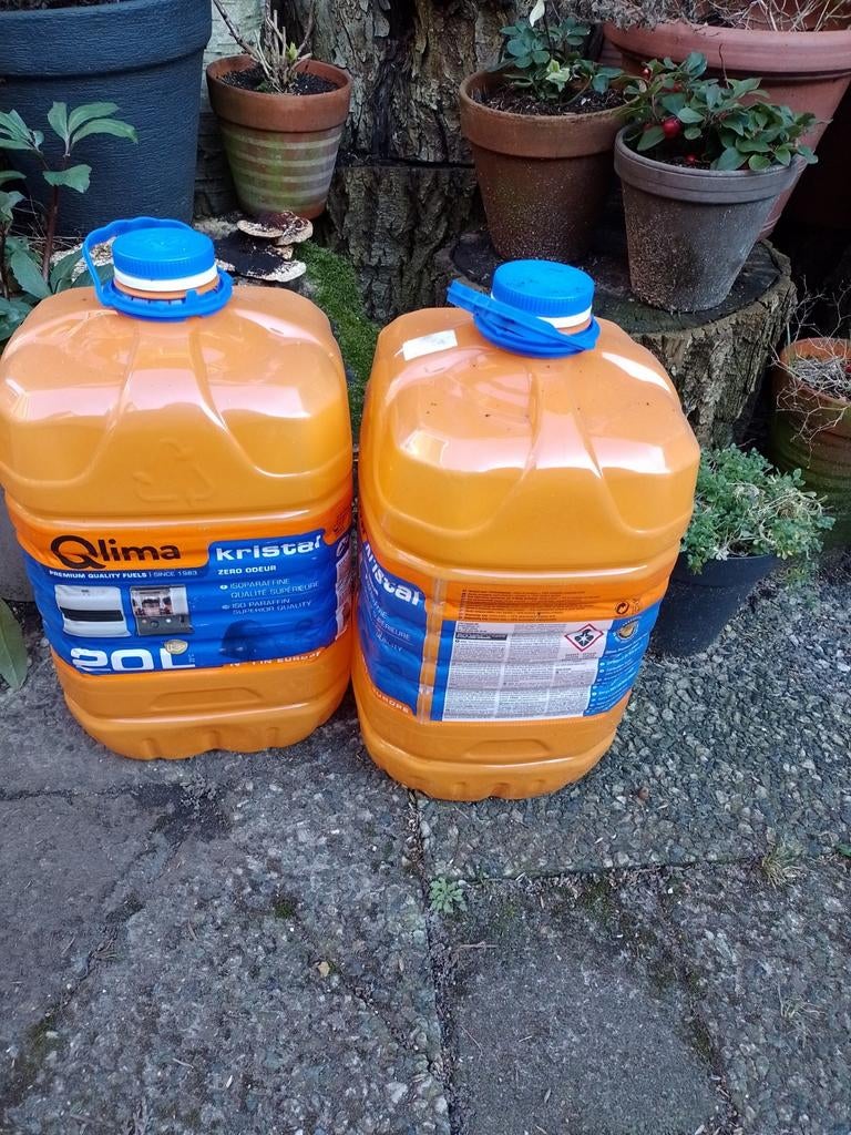 Lege jerrycans., Ophalen