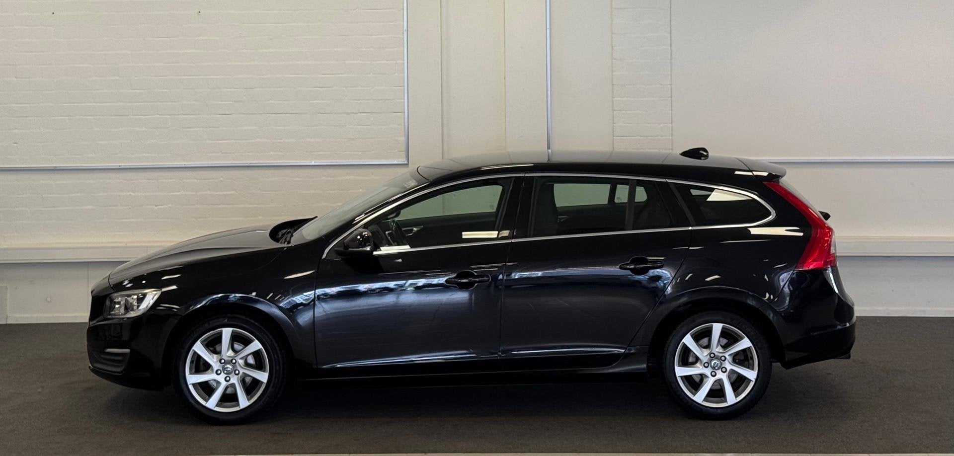 Volvo V60 1.6 T3 Momentum Navigatie 3e Eigenaar Garantie Moo, Auto's, Voorwielaandrijving, Stof, Gebruikt, Zwart