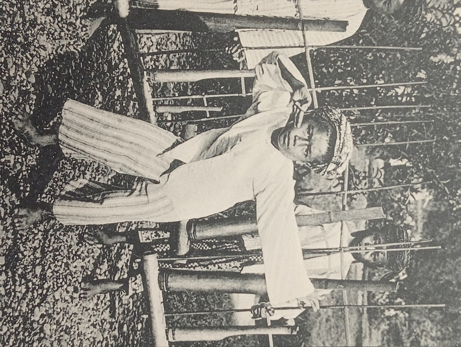 Oude fotogravure Jeugdige Straatmuzikanten te Garoet, Java, Ophalen of Verzenden, Voor 1940, Gebruikt