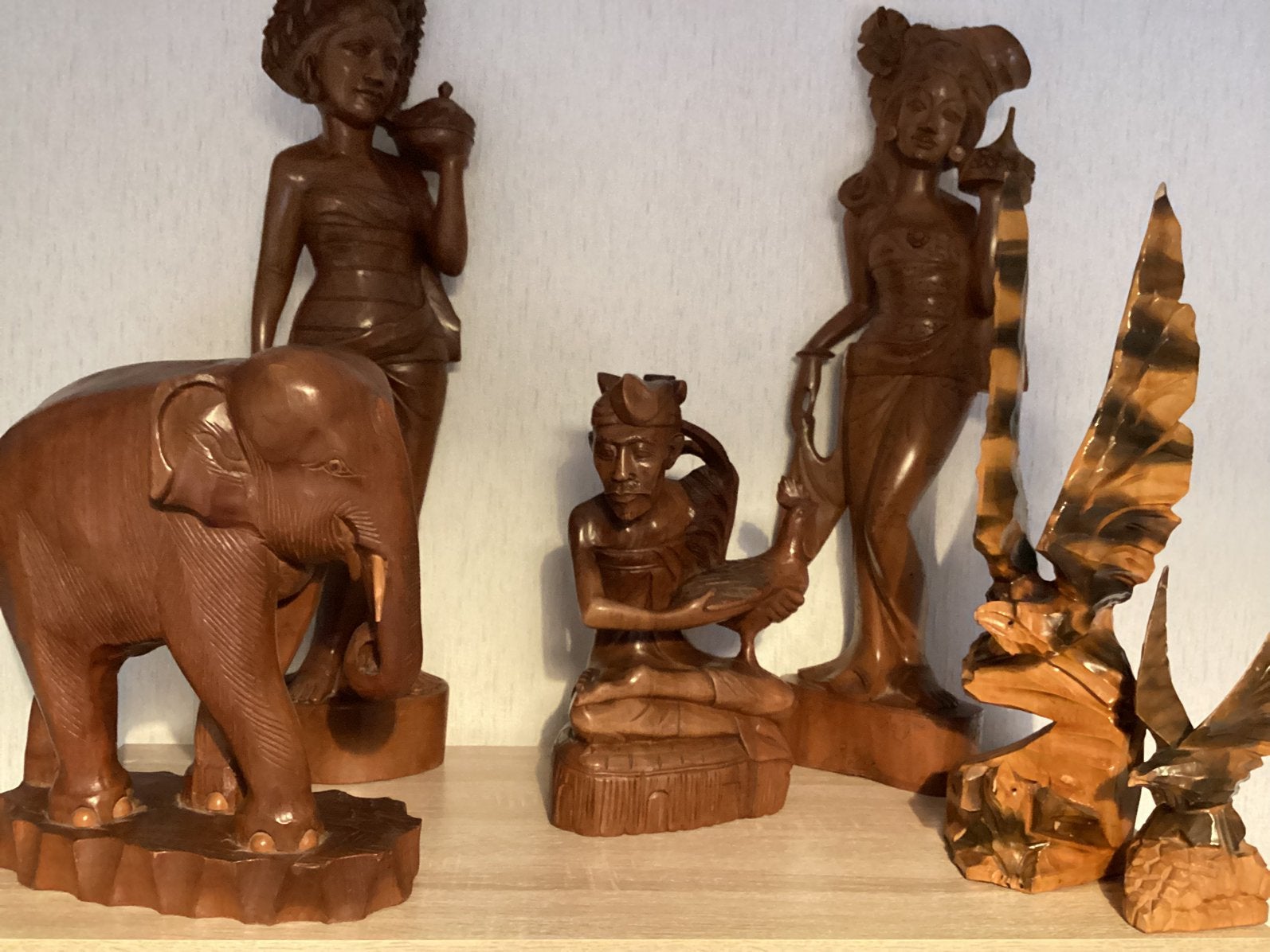 Indonesische houtsnijwerken., Ophalen