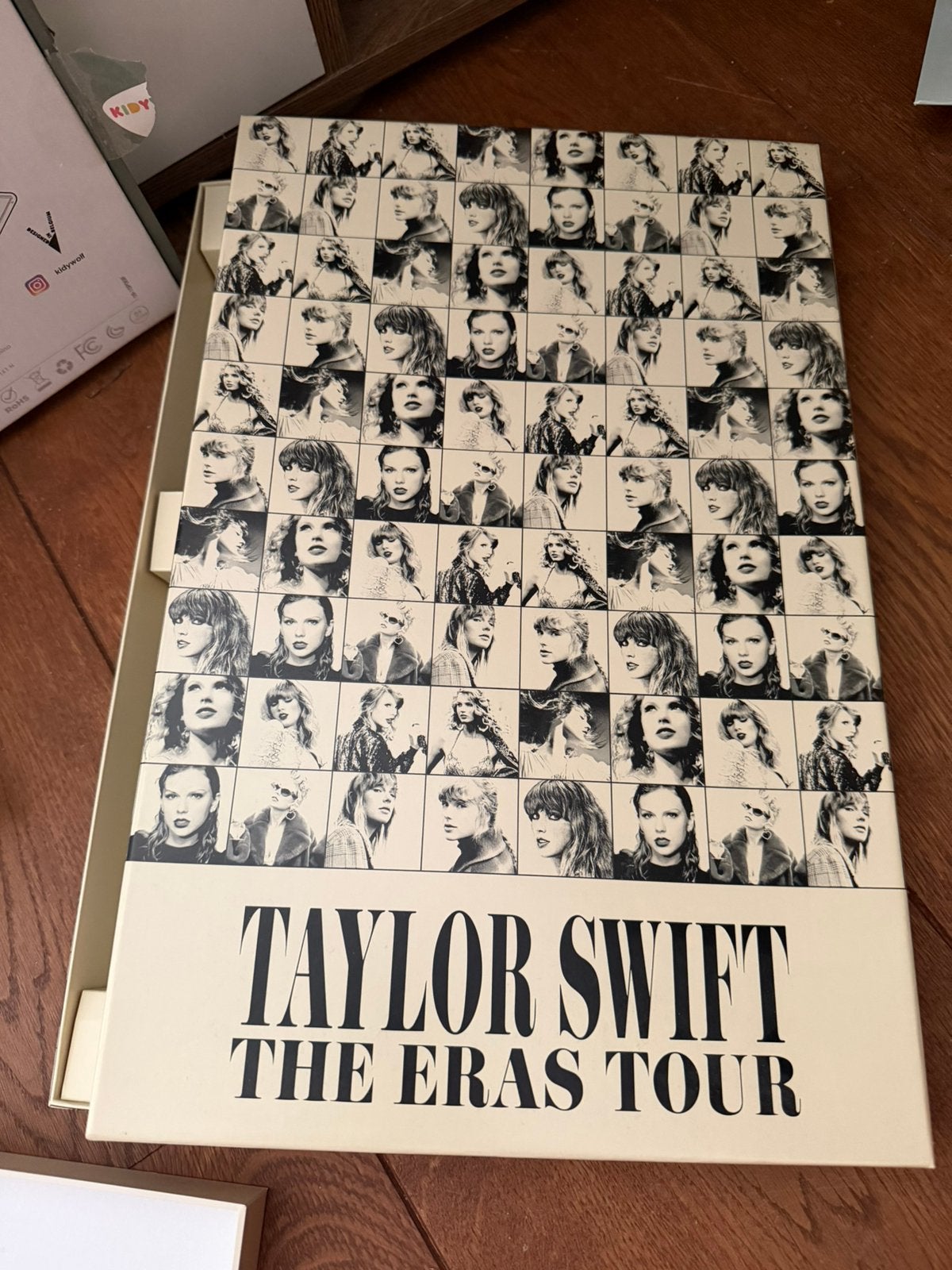Taylor swift eras tour memorabilia, Boeken, Ophalen of Verzenden, Zo goed als nieuw, Fotografen