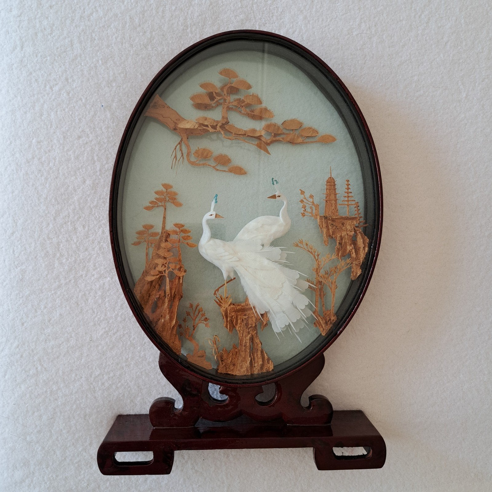 Ovaal Chinees kurkdiorama met pauwen en landschap, Antiek en Kunst, Ophalen, Wanddecoratie, Natuurlijk materiaal, Ingelijst