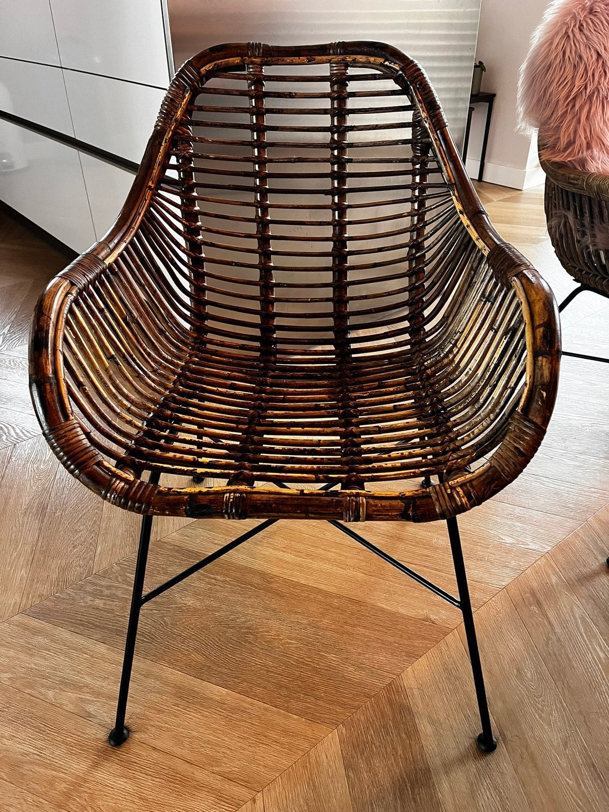 Donkergekleurde rotan eetkamerstoelen – Boho stijl, Huis en Inrichting, Ophalen, Twee, Bruin, Boho