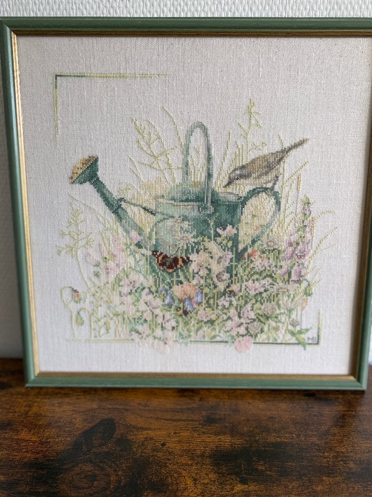 Geborduurd schilderij  gieter, bloemen en vlinder, ingelijst, Huis en Inrichting, Minder dan 50 cm, Oorspronkelijke maker, Ophalen of Verzenden